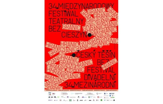 Jaskrawoczerwony plakat z wielkimi czarnymi literami ogłaszającymi 34. Międzynarodowy Festiwal Teatralny „Bez Granic” w Cieszynie i Českým Těšínie, w wersji polsko-czeskiej. Przez środek rozsypane dziesiątki beżowych „naklejek” z powtarzanym słowem „GRANIC/HRANIC.U dołu rząd drobnych logotypów partnerów oraz informacje.