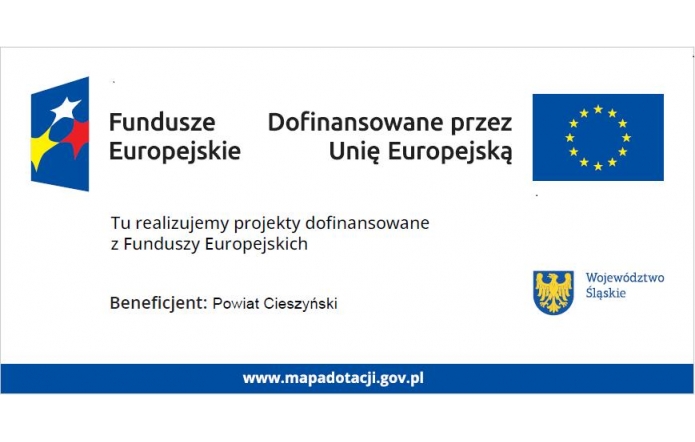 Na jasnym tle znajdują się logotyp Funduszy Europejskich w kolorach niebieskim, żółtym i czerwonym oraz flaga Unii Europejskiej w kolorze niebieskim z żółtymi gwiazdami. Widoczna jest informacja o dofinansowaniu przez Unię Europejską, nazwie beneficjenta – Powiat Cieszyński – oraz herb Województwa Śląskiego. Na dole wskazany jest adres strony internetowej.