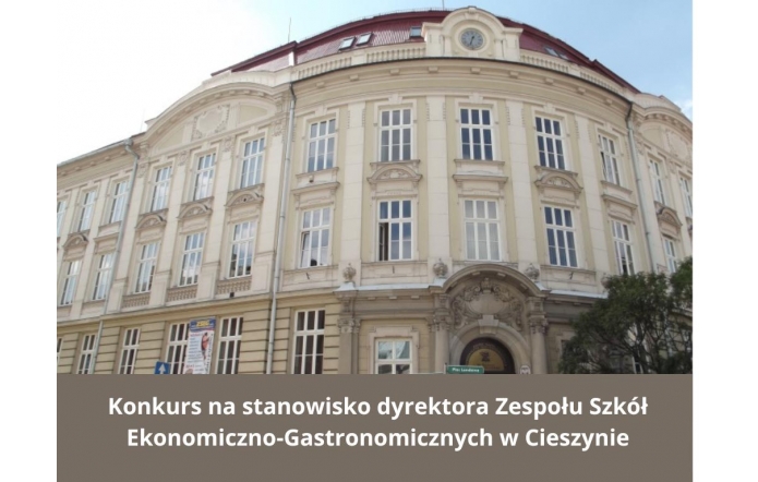 Zdjęcie przedstawia Zespół Szkół Ekonomiczno-Gastronomicznych w Cieszynie, to zabytkowy budynek z jasną elewacją, licznymi oknami i zdobioną fasadą. Nad wejściem głównym widnieje zegar. Na dole umieszczono informację o konkursie na stanowisko dyrektora Zespołu Szkół Ekonomiczno-Gastronomicznych w Cieszynie