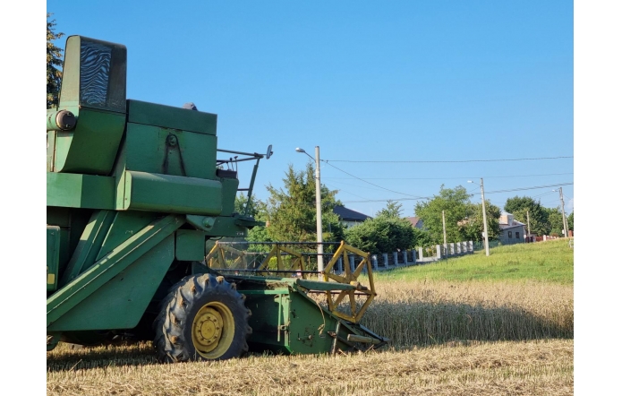 traktor na polu