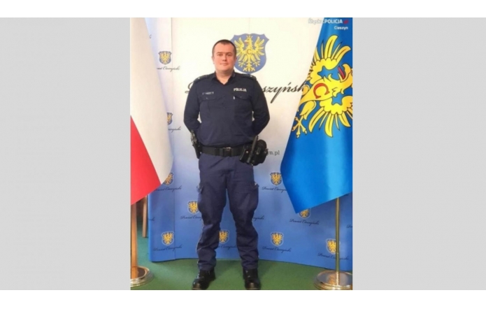 młodszy aspirant Łukasz Gruszczyk- dzielnicowy Komendy Powiatowej Policji w Cieszynie