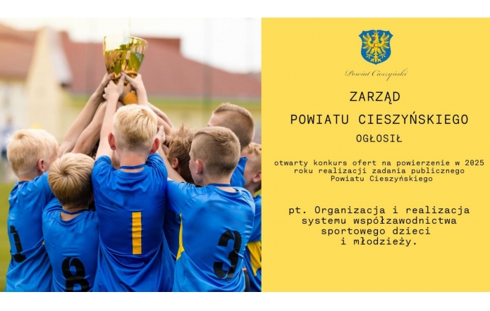 Na zdjęciu grupa dzieci w niebieskich sportowych koszulkach z numerami, trzymających wspólnie złoty puchar w geście zwycięstwa. Po prawej stronie żółte tło z herbem, napisem „Powiat Cieszyński” oraz informacją o otwartym konkursie ofert na realizację zadania publicznego w 2025 roku.