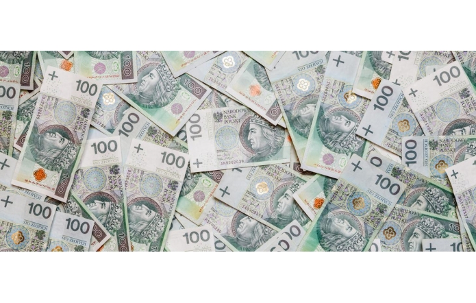 Na zdjęciu widać banknoty 100 złotówkowe 