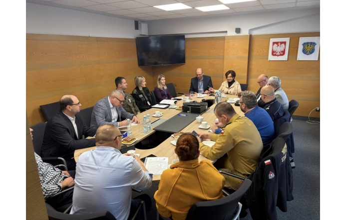 Spotkanie służb. PRzy stole siedzą uczestnicyspotkania wraz z Janiną Żagan Starostą Cieszyńską