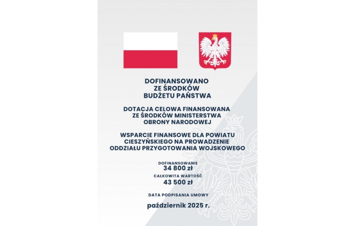 U góry flaga Polski i godło z białym orłem. Na środku tekst o dofinansowaniu z budżetu państwa i Ministerstwa Obrony Narodowej na prowadzenie oddziału wojskowego w Powiecie Cieszyńskim. Niżej podane kwoty wsparcia oraz data podpisania umowy. W tle jasny kontur orła.
