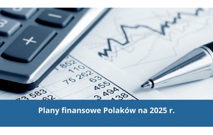 Obraz przedstawia metalowy długopis i fragment kalkulatora umieszczone na tle dokumentu finansowego z tabelami liczb oraz wykresem w formie linii przedstawiającej zmienność danych. Całość utrzymana jest w stonowanych odcieniach niebieskiego, co podkreśla powagę tematu i odnosi się do kwestii finansowych na 2025 rok.