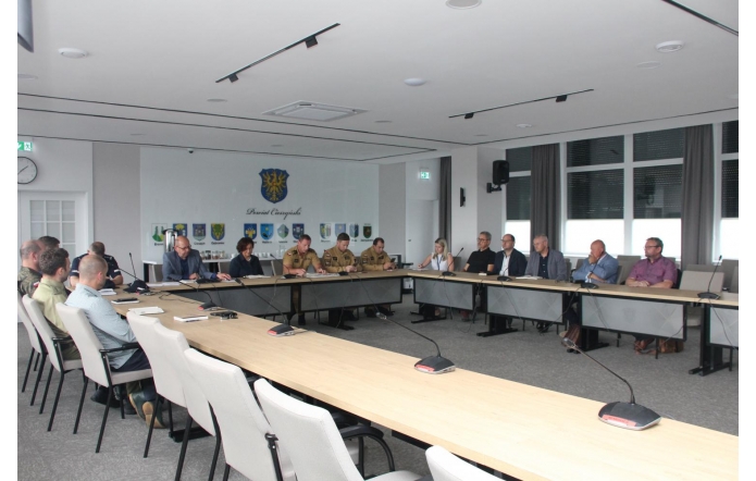 Posiedzenie Powiatowego Zespołu Zarządzania Kryzysowego w Starostwie Powiatowym w Cieszynie, poświęcone koordynacji działań służb i gmin w związku z intensywnymi opadami i przygotowaniami przeciwpowodziowymi.