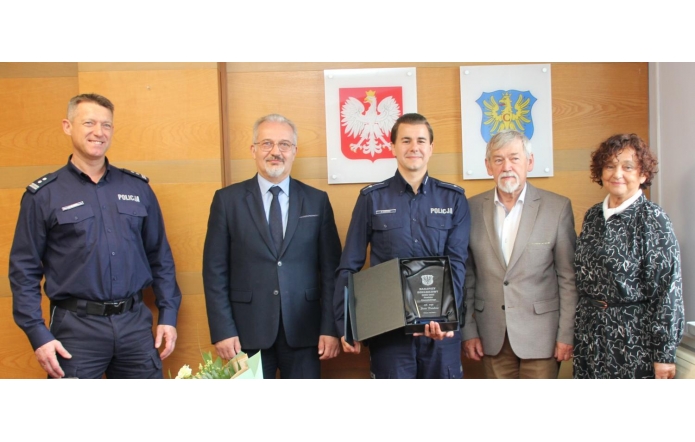 Policjant z Ustronia najlepszym dzielnicowym w powiecie, wspólne zdjęcie, od lewej Zastępca Komendanta Powiatowego Policji w Cieszynie Arkadiusz Blochem, następnie Mieczysław Szczurek Starosta Cieszyński, dzielnicowy Piotr Dziedzic, Stanisław Kubicius Przewodniczący Rady Powiatu, Janina Żagan Wicestarosta -Zdjęcie wyróżniające 