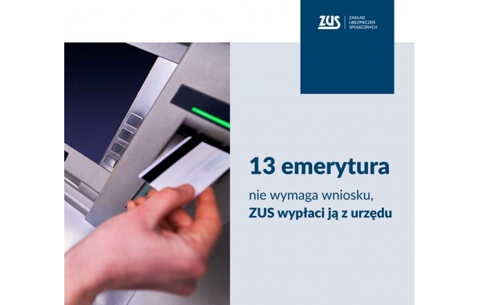 Zbliżenie na bankomat, do którego użytkownik wkłada kartę. Obok, na jasnym tle, znajduje się informacja: „13 emerytura nie wymaga wniosku, ZUS wypłaci ją z urzędu” z logo Zakładu Ubezpieczeń Społecznych w górnym rogu.