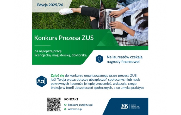 Grupa osób siedzi na trawie z laptopami, widoczne nogi i dłonie nad klawiaturą. W tle zieleń, sportowe buty, casualowe ubrania. Atmosfera luźna i studencka, sugerująca pracę nad projektem lub naukę.