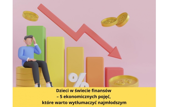 Postać siedzi na stosie monet, obok niej słupki wykresu o różnej wysokości i czerwono-pomarańczowa strzałka skierowana w dół. W tle unoszą się złote monety i symbol procentu. Na dole napis: „Dzieci w świecie finansów – 5 ekonomicznych pojęć, które warto wytłumaczyć najmłodszym”.