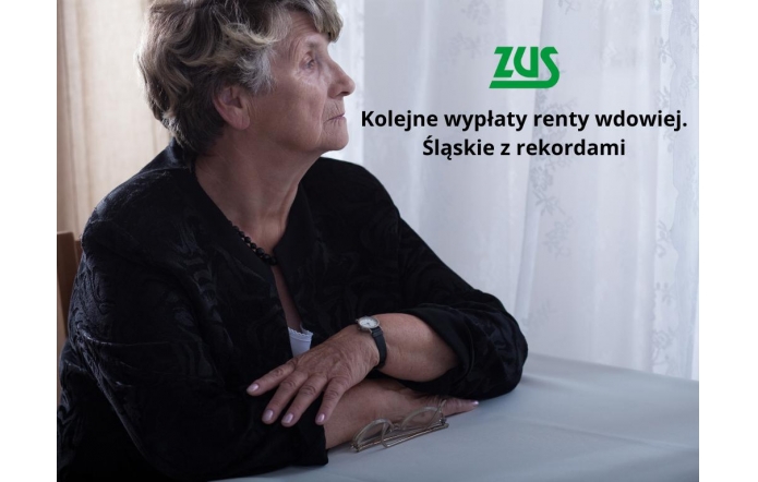 Starsza kobieta w czerni siedzi przy stole, patrzy w bok z zamyśleniem, trzymając okulary w dłoni. Obok widnieje logo ZUS i napis: „Kolejne wypłaty renty wdowiej. Śląskie z rekordami.”