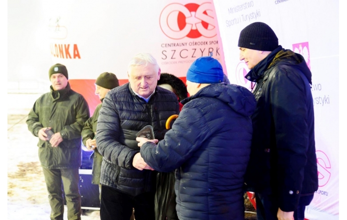 jan poloczek członek zarządu powiatu cieszyńskiego w towarzystwie uczestników wydarzenia