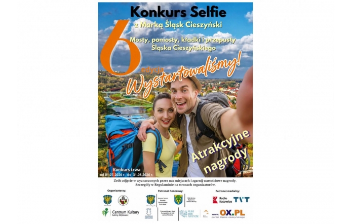 Plakat konkursu selfie z Marką Śląsk Cieszyński. Para turystów robi selfie na tle krajobrazu z mostami i rzeką. Informacja o 6. edycji, terminie 01.07–31.08.2026 i nagrodach.