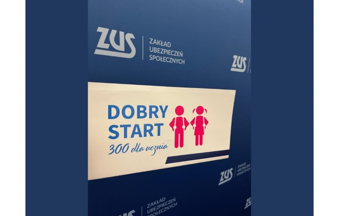 Plakat ZUS promujący program "Dobry Start - 300 dla ucznia" z prostą grafiką chłopca i dziewczynki z plecakami w kolorze różowym na niebieskim tle.