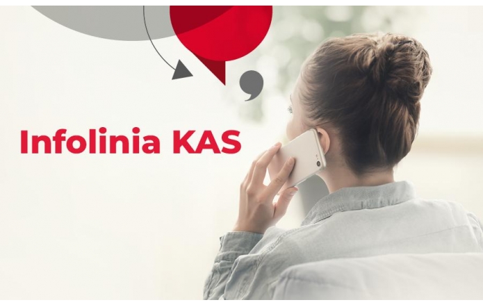 Kobieta z telefonem przy uchu siedzi tyłem, prowadząc rozmowę telefoniczną. Obok widoczny jest napis „Infolinia KAS” na jasnym tle z graficznymi elementami w formie czerwonych i szarych dymków rozmowy.