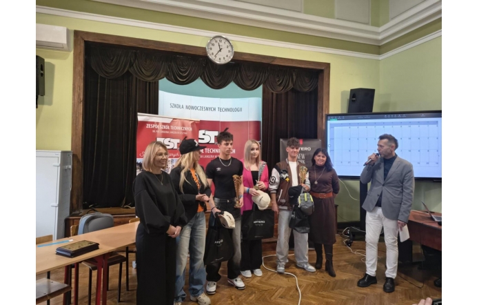 Laureaci konkursu stoją w auli szkolnej wraz z jurorami