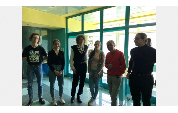 Uczniowie Osucha na zajęciach laboratoryjnych w Zabrzu