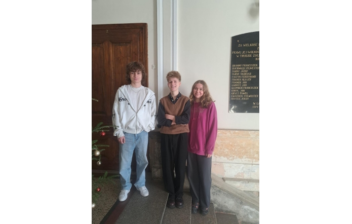 Laureaci prestiżowego konkursu stojący przed budynkiem