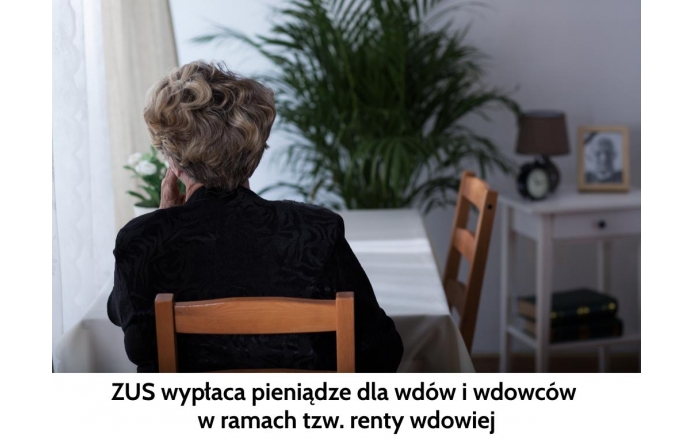 Starsza kobieta z krótkimi, siwymi włosami siedzi tyłem przy stole, opierając głowę na ręce, w zamyśleniu patrzy w stronę okna. Wnętrze jest spokojne i domowe – obok stoi krzesło, a w tle widać roślinę doniczkową, lampkę i małą komodę z czarno-białym zdjęciem starszego mężczyzny w ramce. Na dole grafiki znajduje się tekst informujący, że ZUS wypłaca pieniądze wdowom i wdowcom w ramach tzw. renty wdowiej.