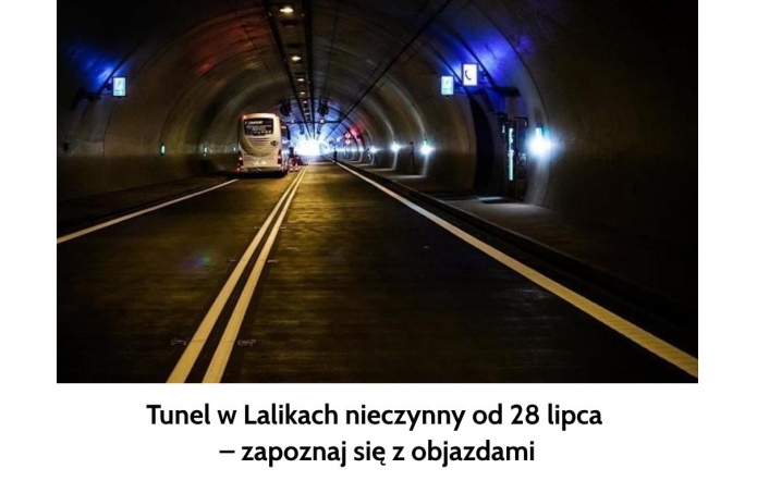 Wnętrze oświetlonego tunelu drogowego z wyraźnym podziałem pasów ruchu. W oddali porusza się biały autokar, przed którym widać jasne światło wyjazdu. Po bokach ścian znajdują się znaki informacyjne i punkty ewakuacyjne. Na dole grafiki widoczny jest napis informujący o zamknięciu tunelu w Lalikach i objazdach .