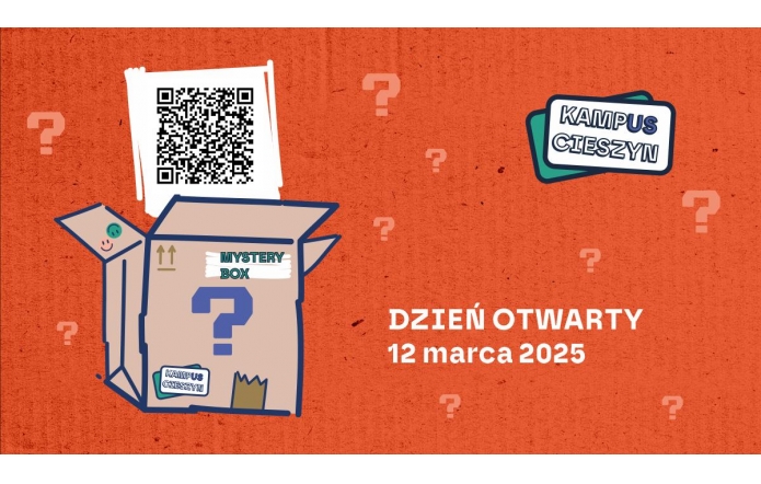 Na pomarańczowym tle widać otwarte, rysunkowe pudełko oznaczone jako „Mystery Box”, z dużym znakiem zapytania na froncie. Z wnętrza pudełka wystaje kartka z kodem QR. Wokół unoszą się małe znaki zapytania, podkreślające element tajemnicy. W prawym górnym rogu umieszczono logo „Kampus Cieszyn”, a niżej napis informujący o Dniu Otwartym, który odbędzie się 12 marca 2025 roku.