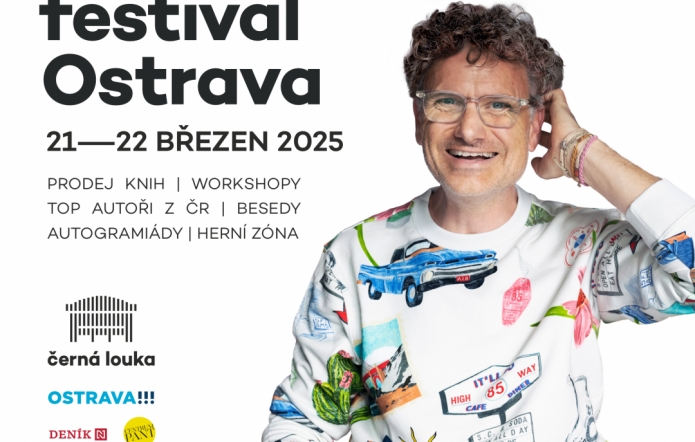 Plakat informujacy o Festiwalu Książku w Ostrawie.Po prawej stronie uśmiechnięty mężczyzna w okularach i białej bluzie z kolorowymi elementami.Po lewej informacje o Festiwalu i znaki graficzne organizatorów.