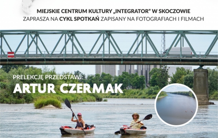 Plakat promujący prezentację Artura Czermaka pn. Odryseja.Pod zdjęciem dwójki kajakarzy płynących rzeką, informacje o wydarzeniu, które odbędzie się 13 marca.U góry kontury kontynentów.